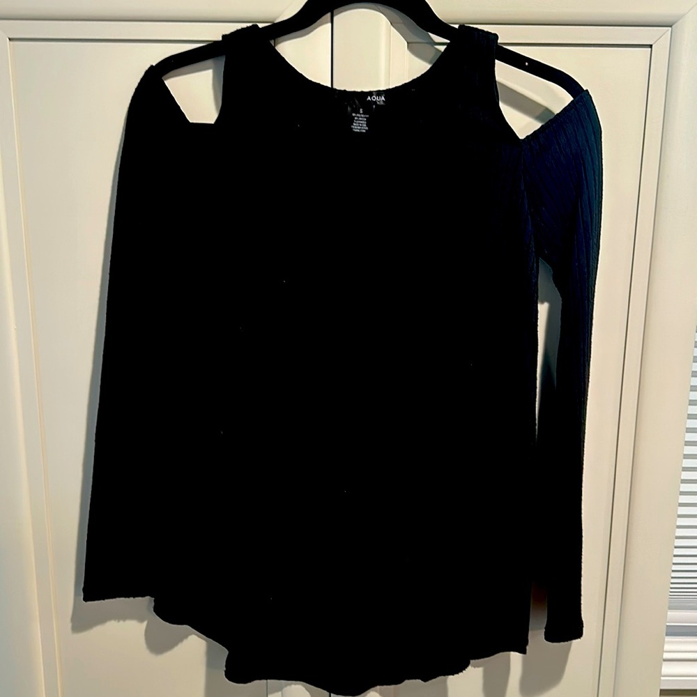 Black ribbed cold shoulder long sleeve shirt.